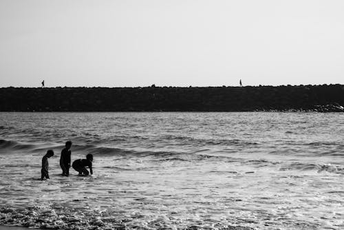 Gratis lagerfoto af bølger, børn, bw fotografering