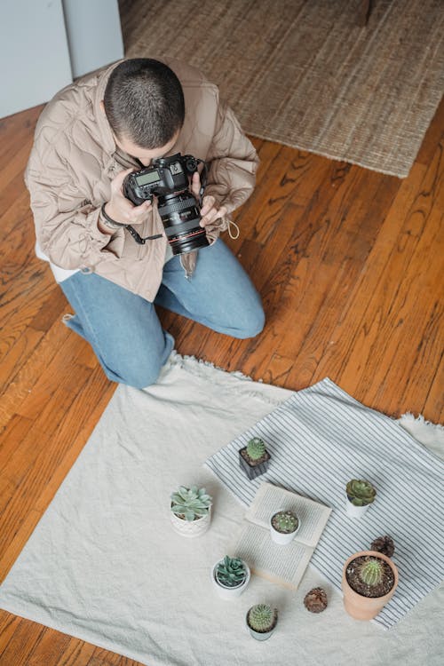 Een Persoon Die Een Camera Vasthoudt Terwijl Hij Een Foto Maakt Van Cactusplanten