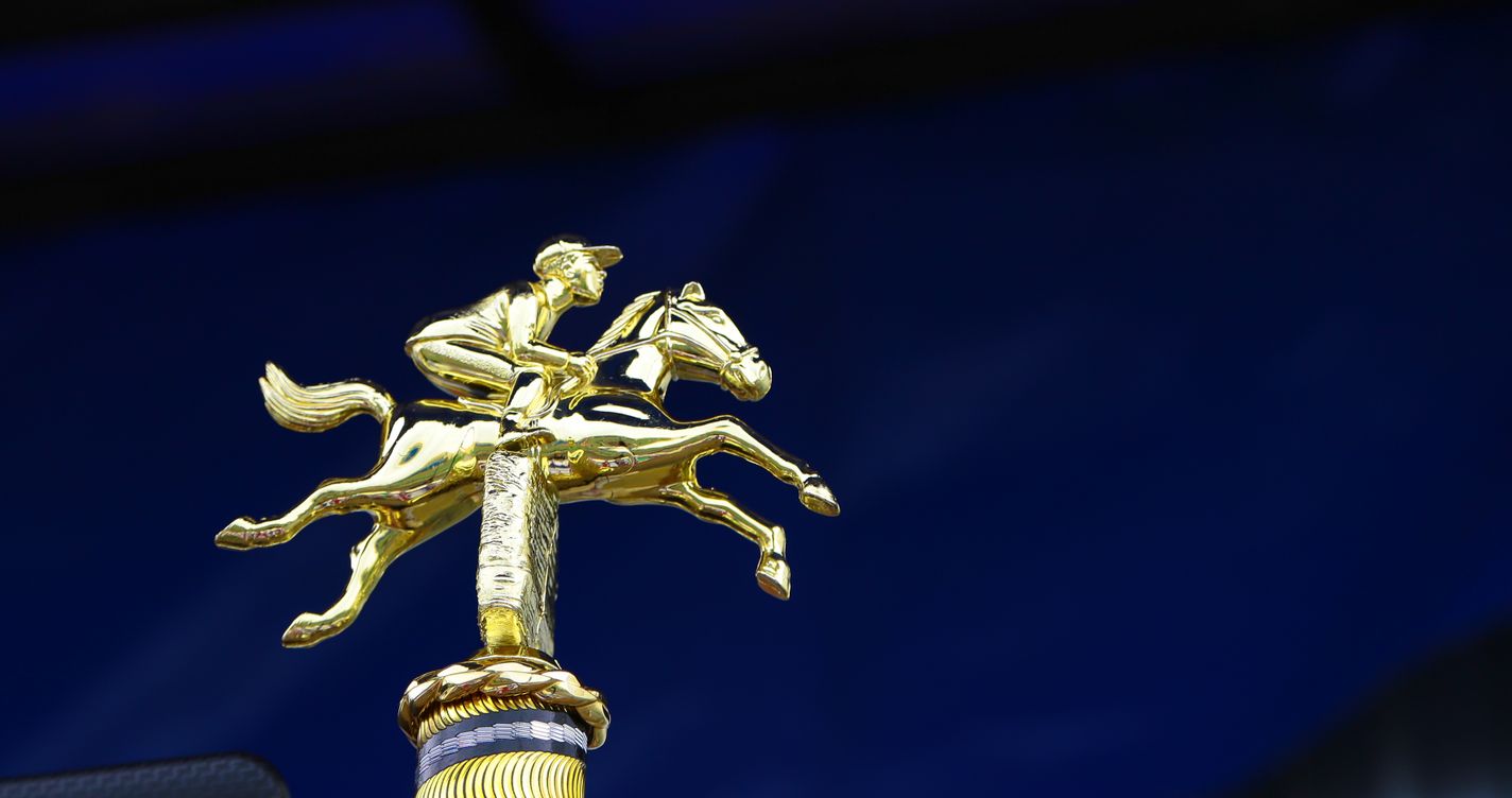 Trophée doré de course hippique en gros plan, symbole de victoire