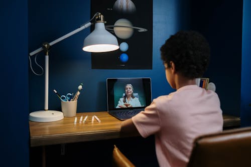 Gratis stockfoto met aan het studeren, bureaulamp, computer