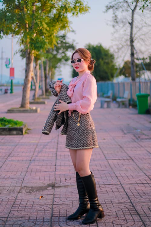 Foto d'estoc gratuïta de abric, botes de cuir, de màniga llarga rosa