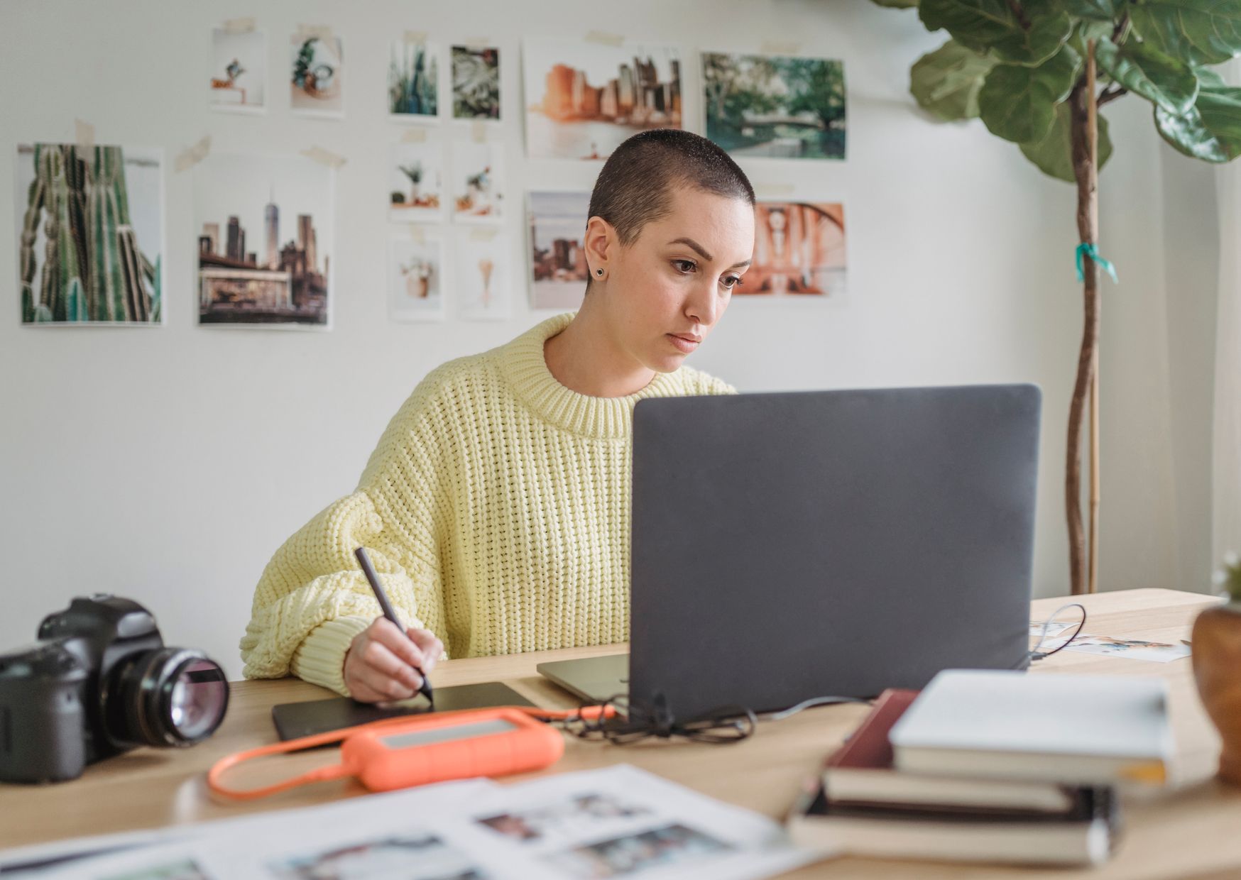 Espace de travail moderne autour de l’intelligence artificielle