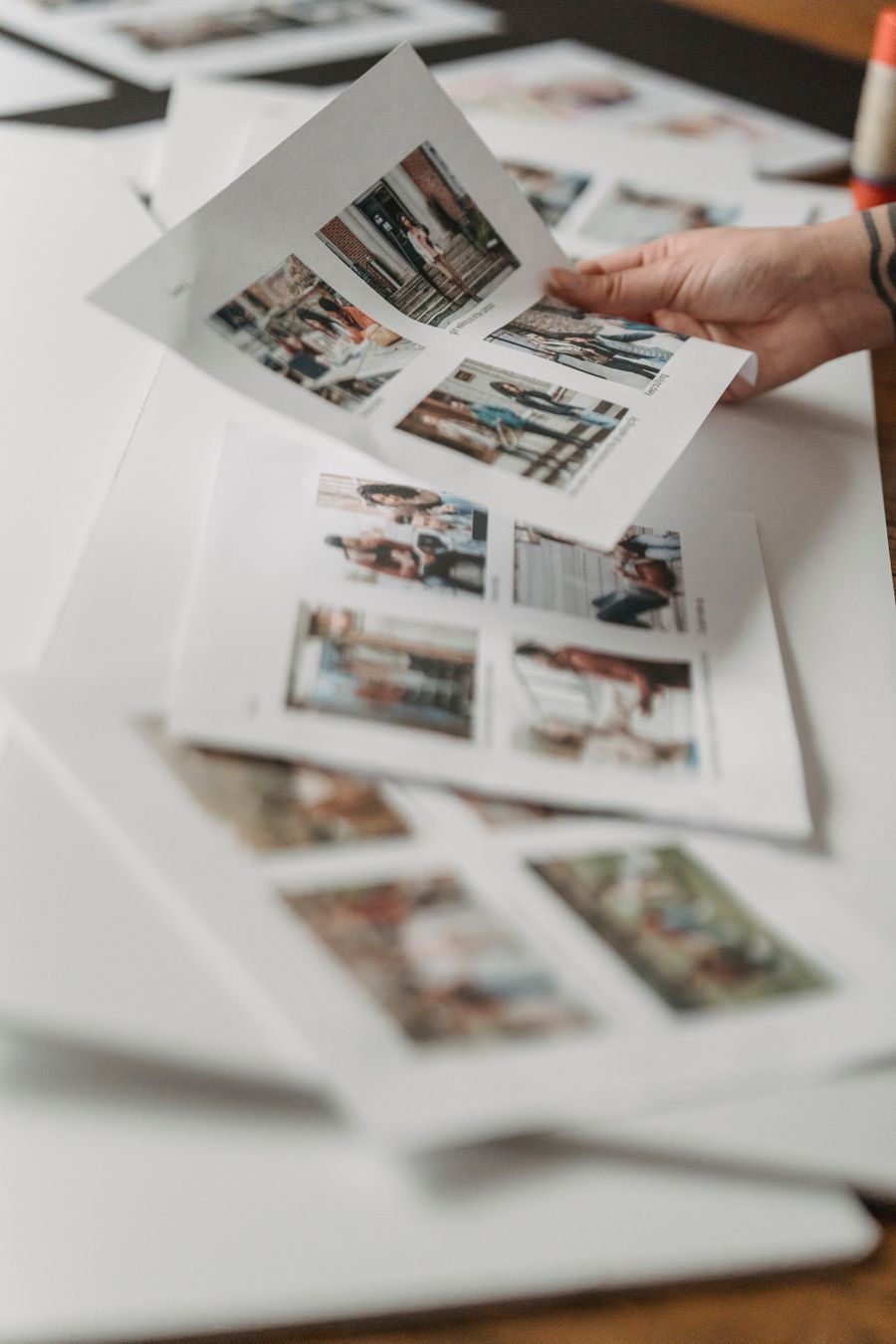 Masa üzerinde incelenen basılı fotoğraflar