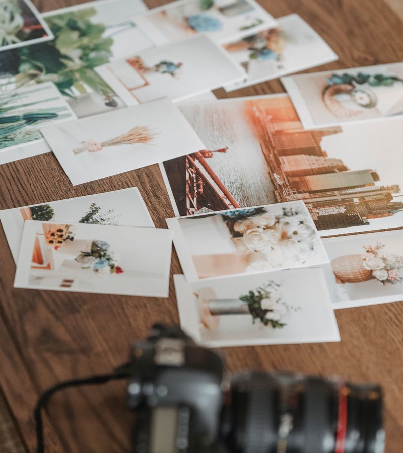 Fotografía de referencia de una colección de fotos sobre una mesa; no muestra asistentes ni una galería de TimeParche