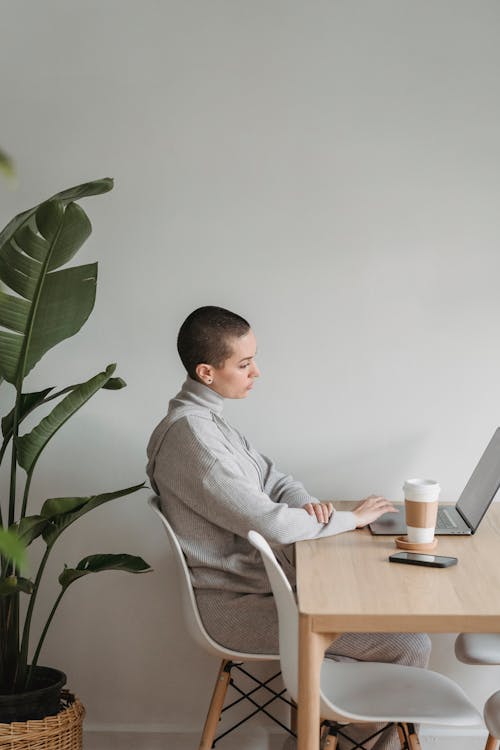 Foto profissional grátis de acreditar, aluno, ambiente de trabalho