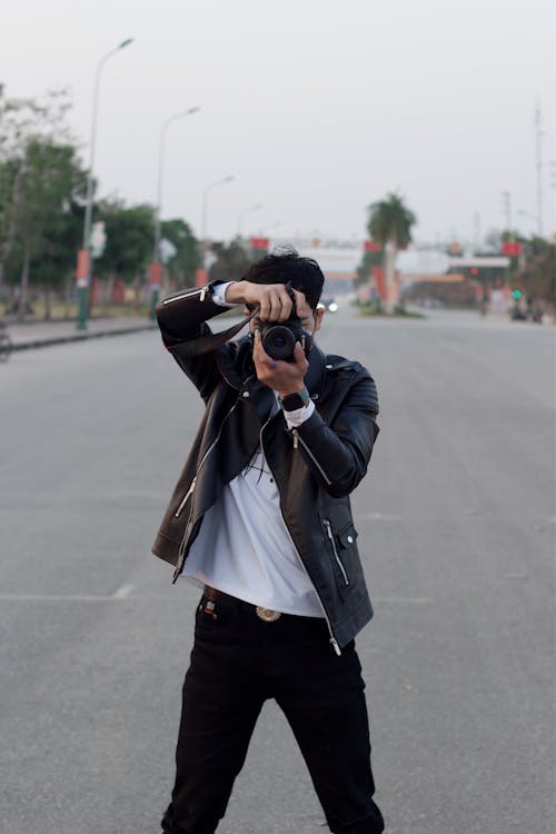 Fotobanka s bezplatnými fotkami na tému čierna kožená bunda, cvaknutie, digitálny fotoaparát