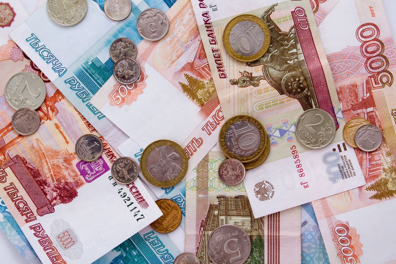 Russians Increase Cash Holdings Amid Economic and Security Concerns