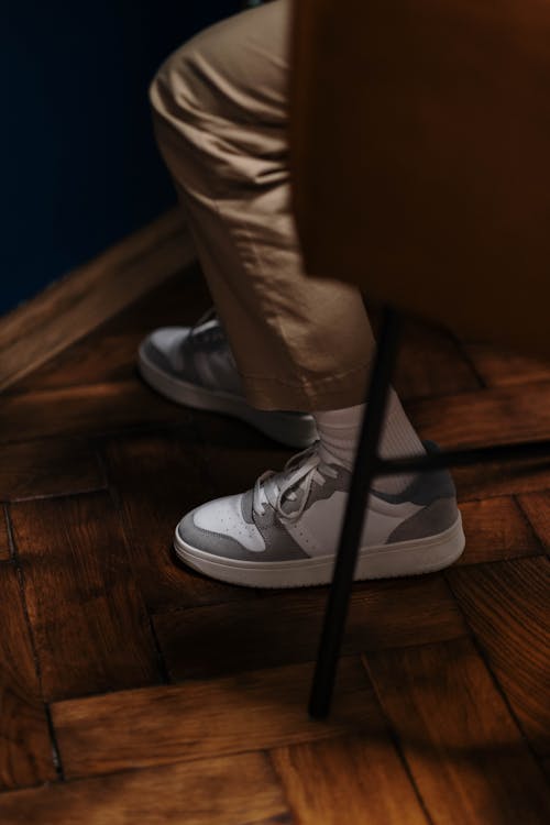 คลังภาพถ่ายฟรี ของ กางเกงสีน้ำตาล, การสวมใส่, ถุงเท้าสีขาว