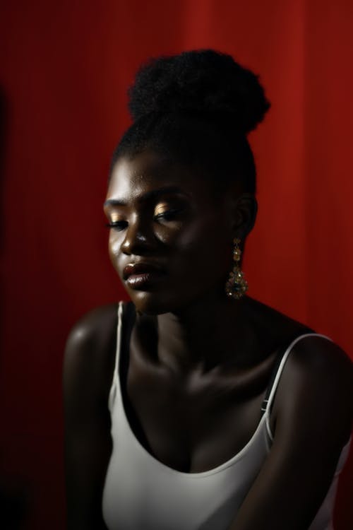 afrikalı-amerikalı kadın, aşındırmak, beyaz kolsuz bluz içeren Ücretsiz stok fotoğraf