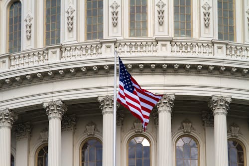 Kostenloses Stock Foto zu amerikanische flagge, beton, fahnenstange