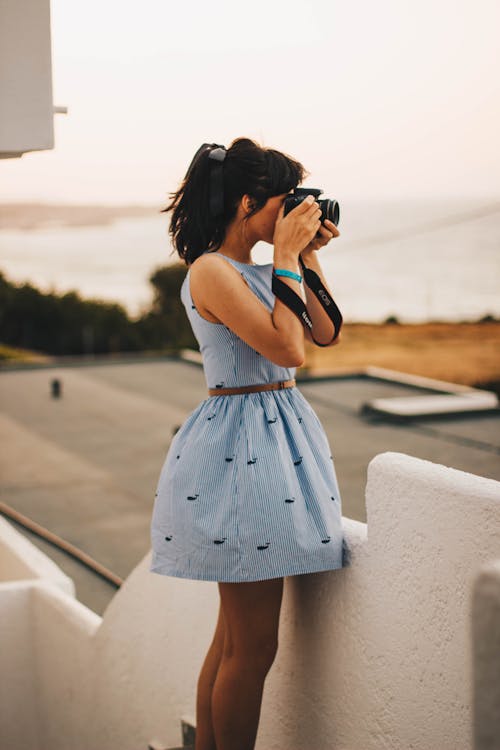 Mulher Usando Vestido Azul Sem Mangas