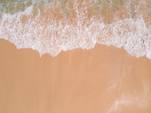 Darmowe zdjęcie z galerii z brązowy piasek, fale, morze