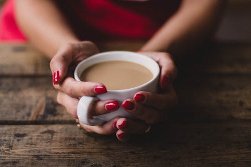 Donne Che Tengono Tazza Di Caffè