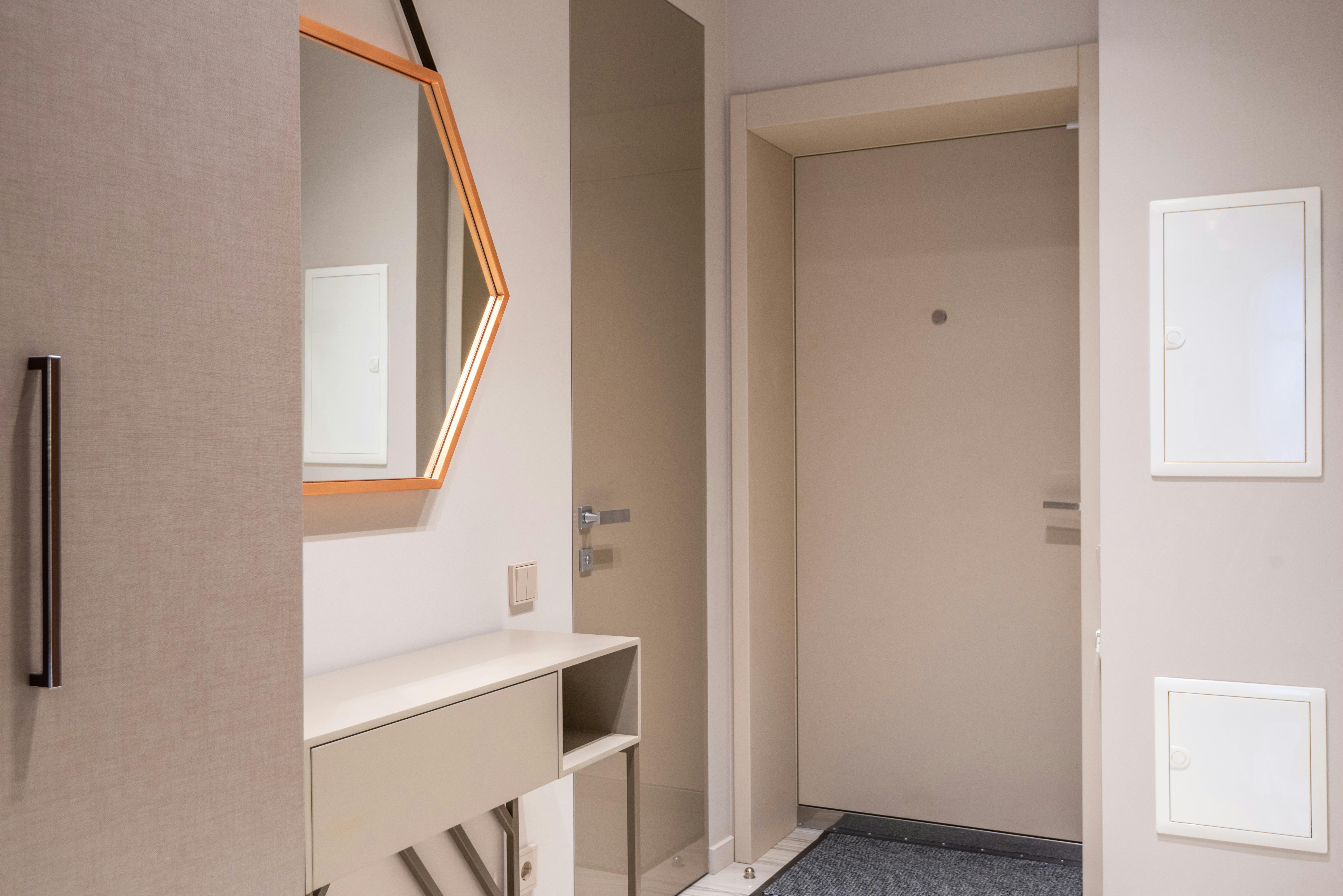 Korytarz w bloku z nową nakładką renowacyjną na futrynie w kolorze białym