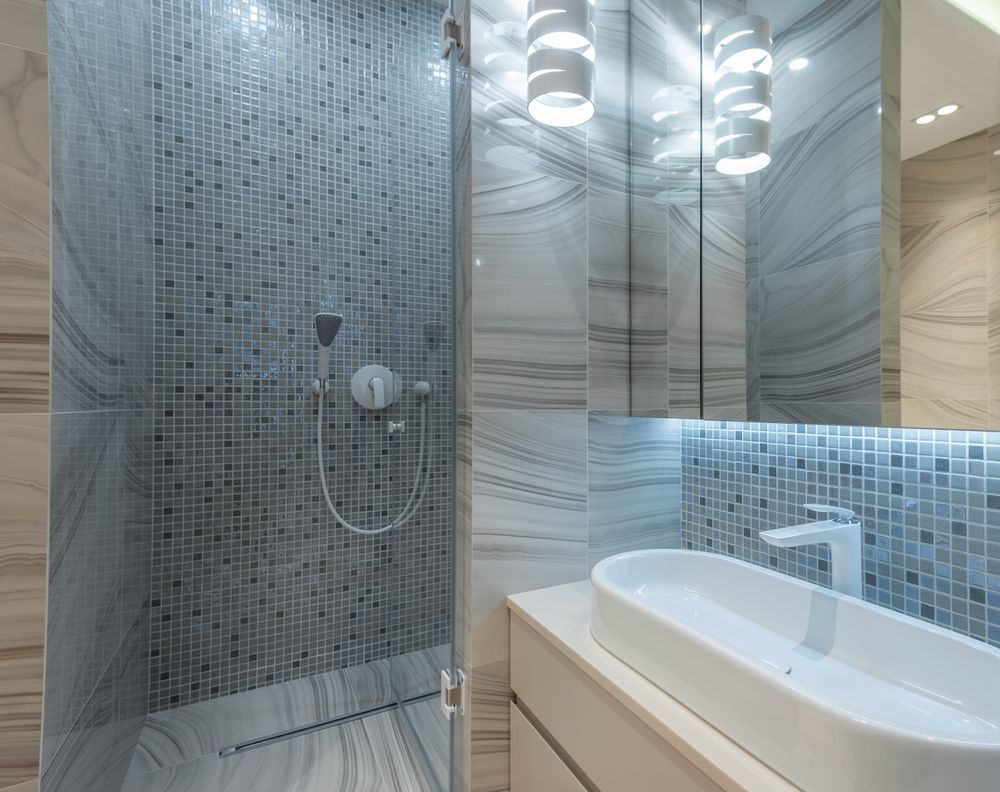 Beispiel für eine Dusche mit Mosaikfliesen-Rückwand