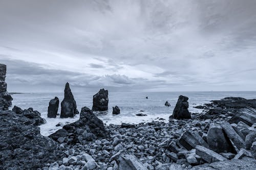 灰色の形の石に近い海