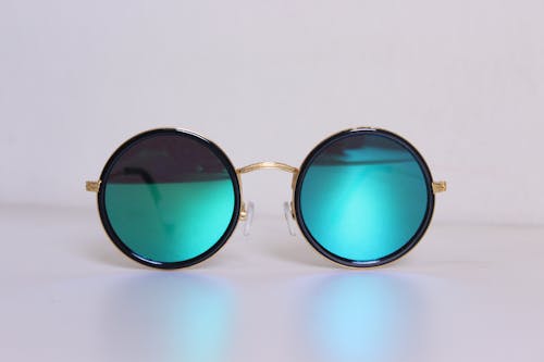 Солнцезащитные очки в стиле хиппи в черной оправе