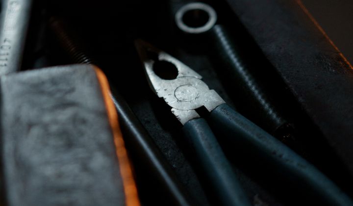 Loodgietersgereedschap op een werkbank — Loodgietersbedrijf De Vries, loodgieter in Utrecht