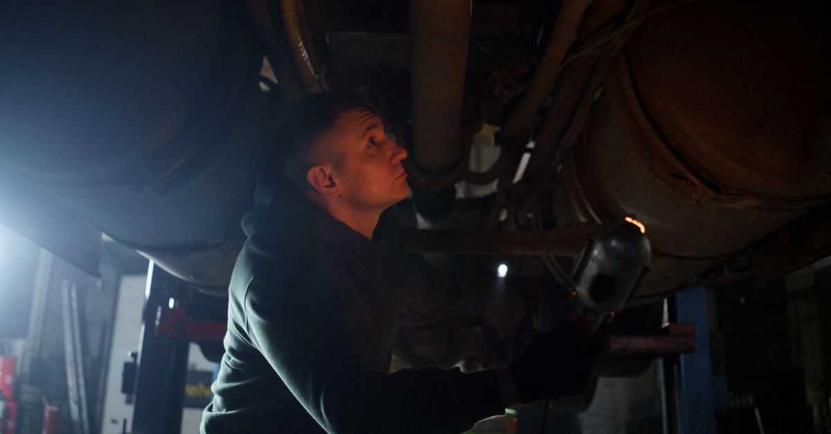 Inspection du soubassement d'un véhicule levé dans un garage