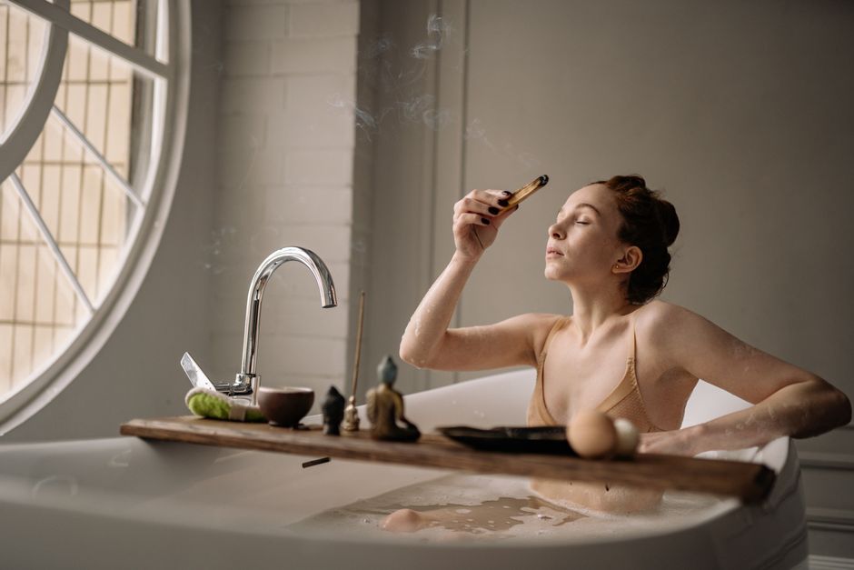 Como Criar um Ritual de Autocuidado para Dias Difíceis 2 A woman enjoys a tranquil bath with aromatherapy, creating a serene relaxation atmosphere.