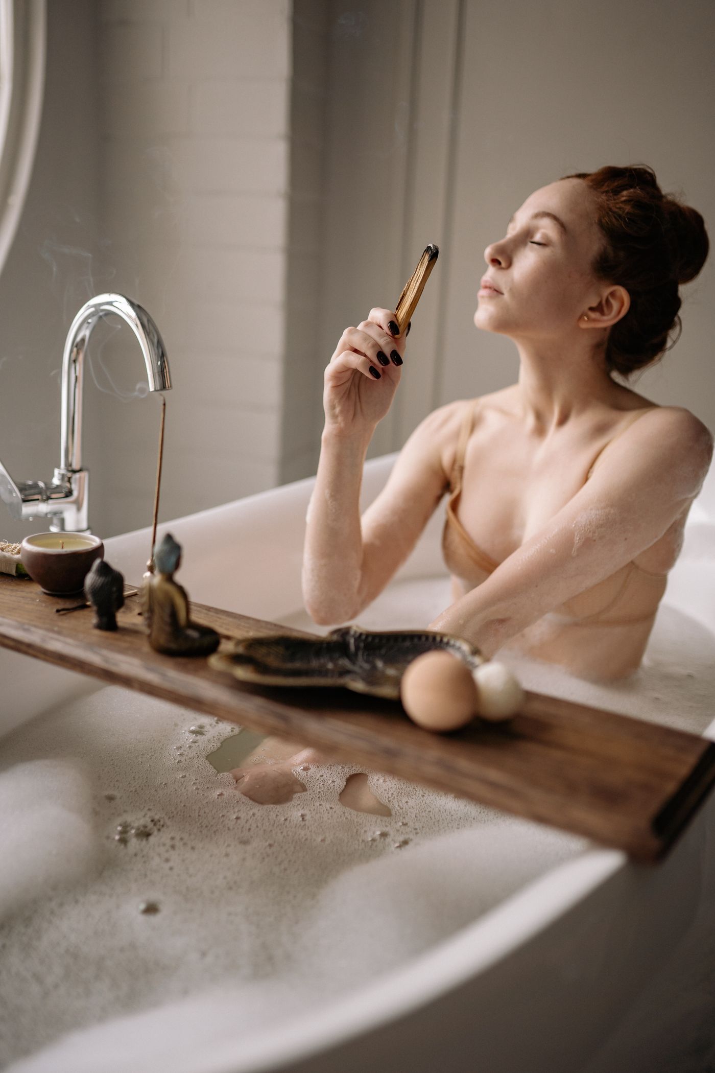Entspannendes Bad mit Wellness-Ritual und warmem Licht