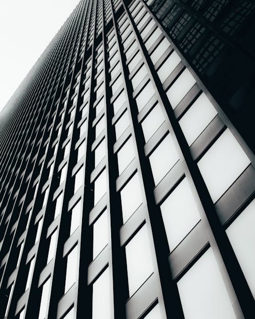 Безкоштовне стокове фото на тему «Будівля, вертикальні постріл, відтінки сірого»