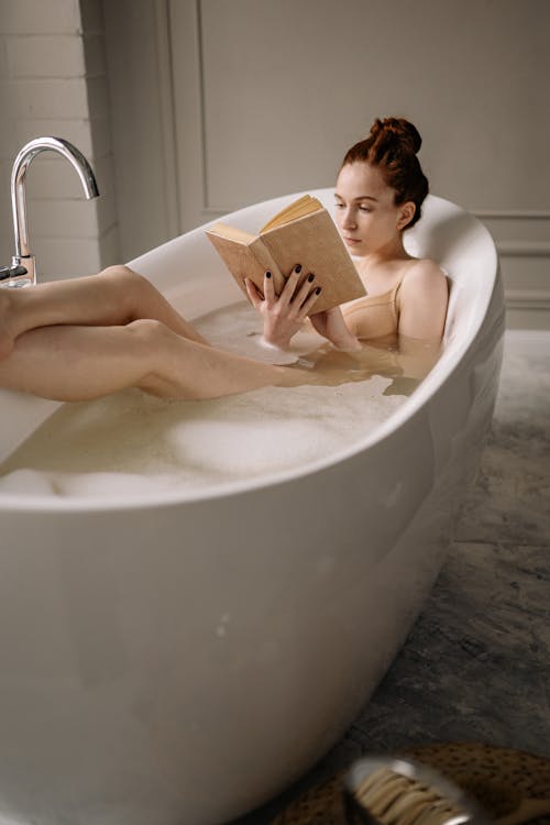 Darmowe zdjęcie z galerii z czytając książkę, kobieta, łazienka