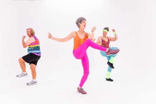 60 sonrası hayat, 60 yaş üstü kadınlar, aerobik içeren Ücretsiz stok fotoğraf