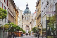 迷人的街景通向布达佩斯圣史蒂芬大教堂，展现了这座城市的建筑风貌