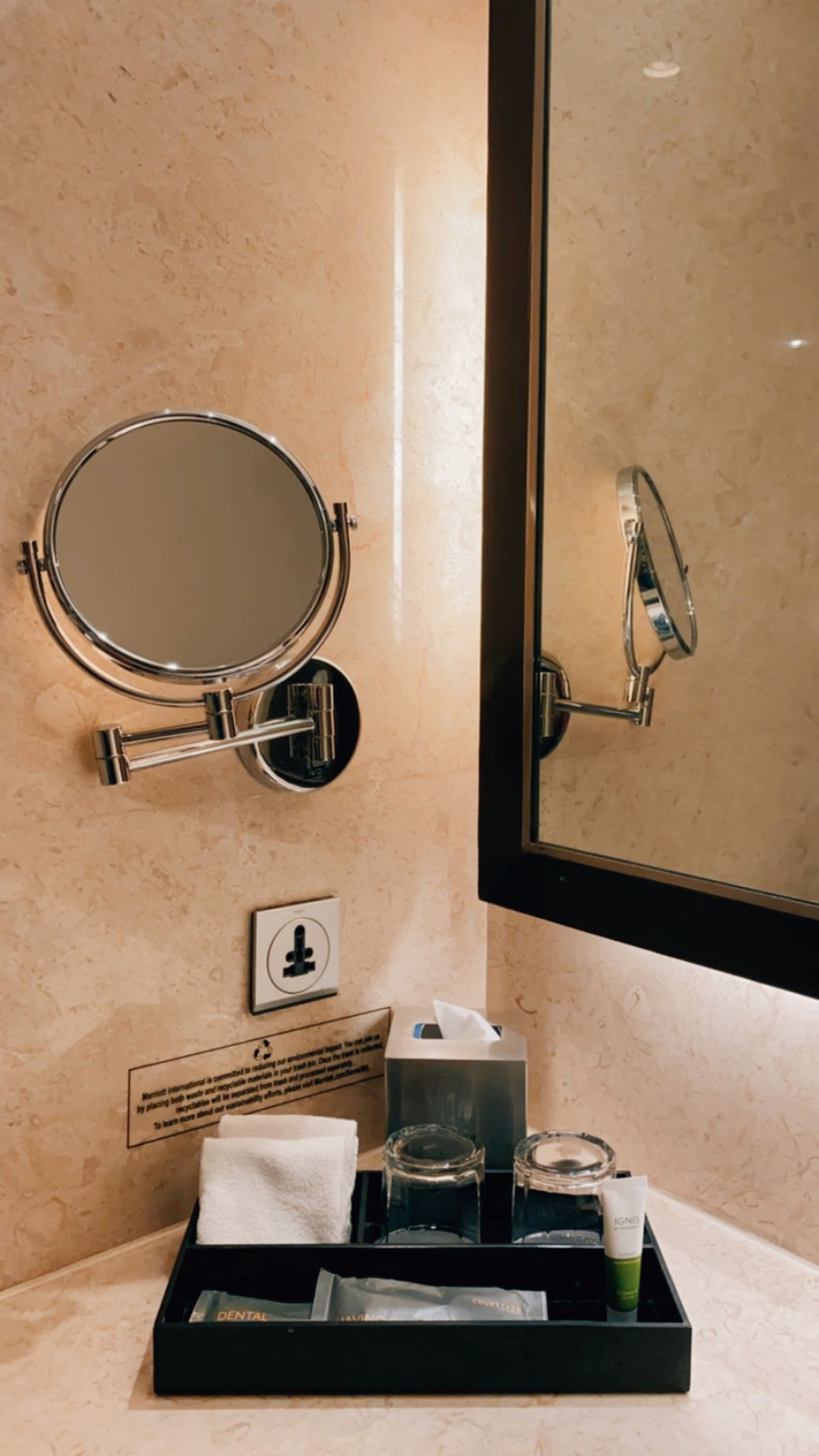 Vassoio con prodotti di cortesia e toiletries in bagno d’hotel