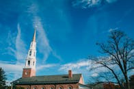 教堂的经典尖塔高耸入云，周围环绕着光秃秃的树木