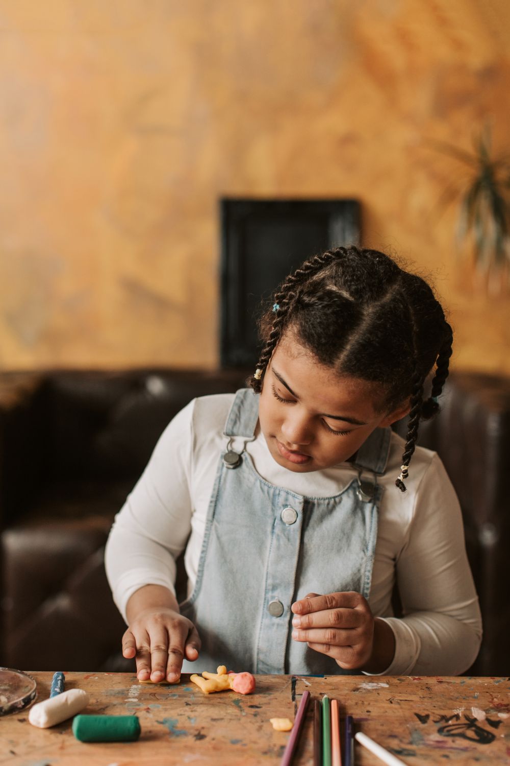 Enfant concentré sur une activité Montessori pour développer sa motricité fine.