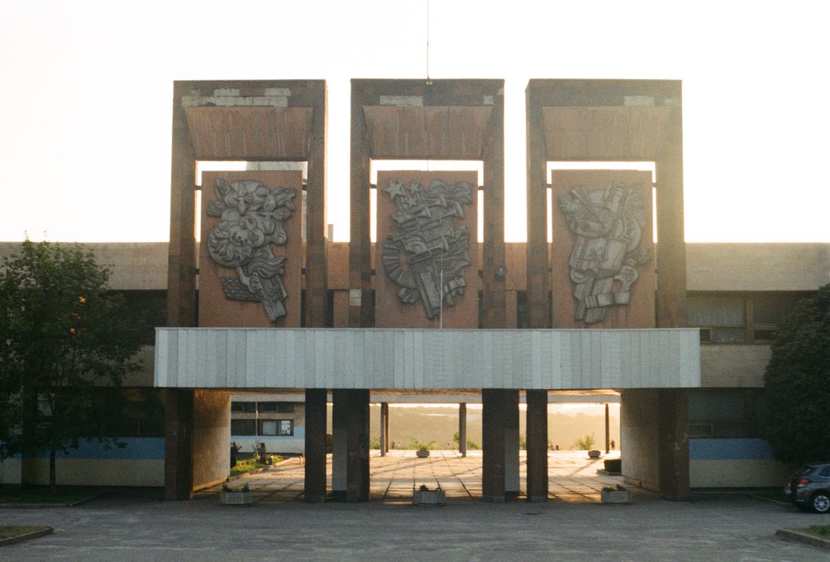Casă memorială socialistă cu panouri de basorelief în beton