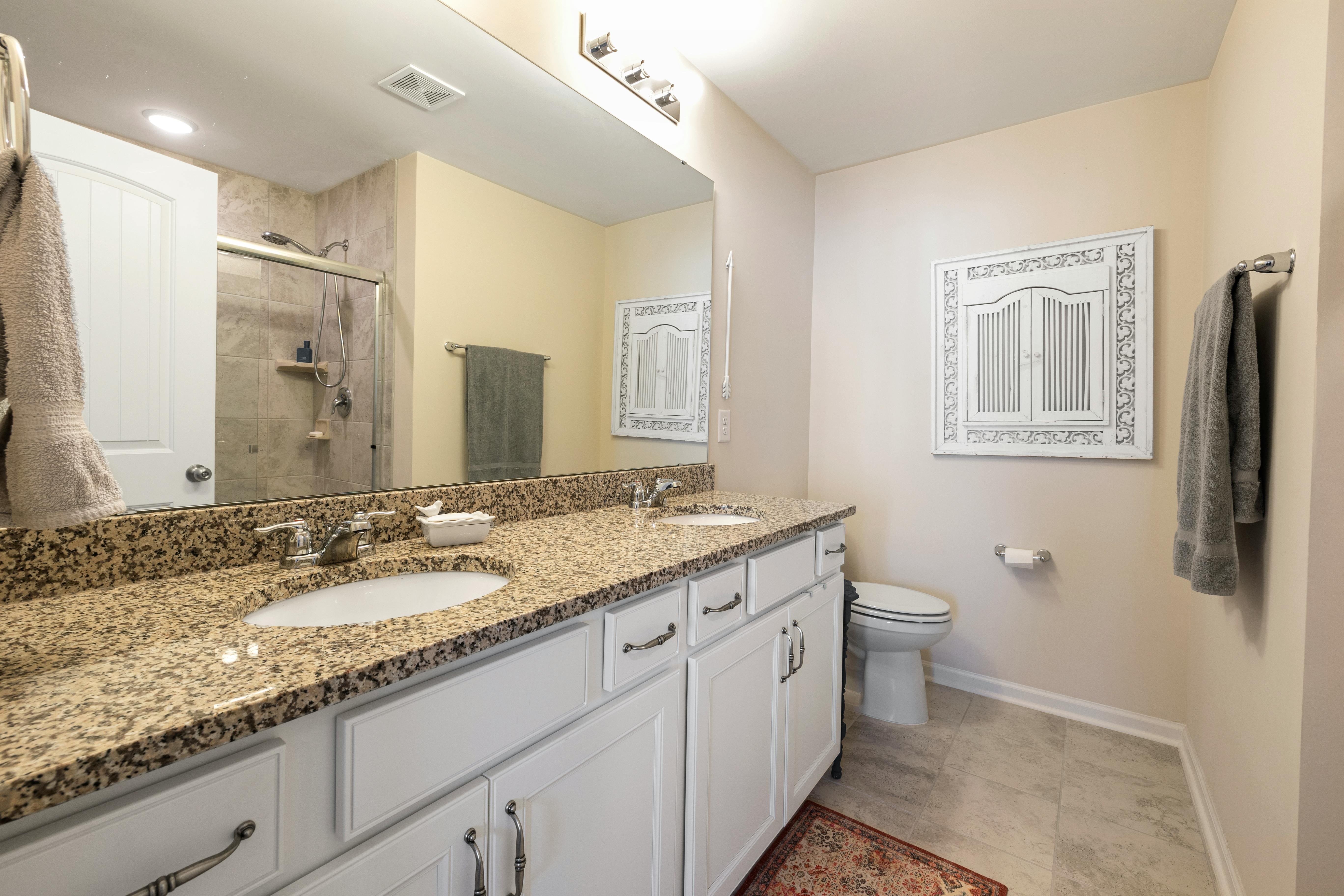Free Sleek bathroom design featuring granite countertops and contemporary fixtures for a luxurious feel. Stock Photo
