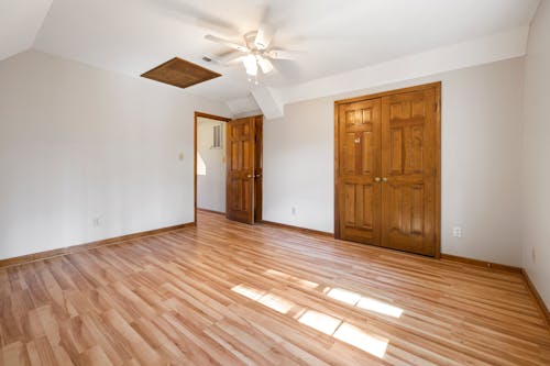 Free Empty Room with Wooden Flooring and Doors Stock Photo