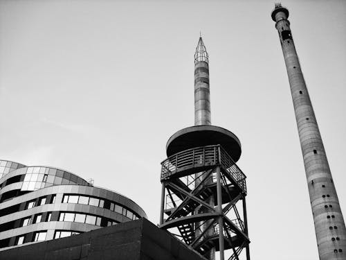 고층 타워의 회색조 사진