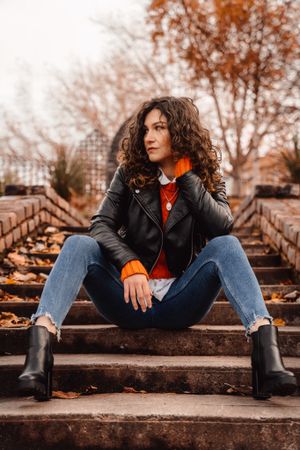 Woman in commute-ready jeans outfit