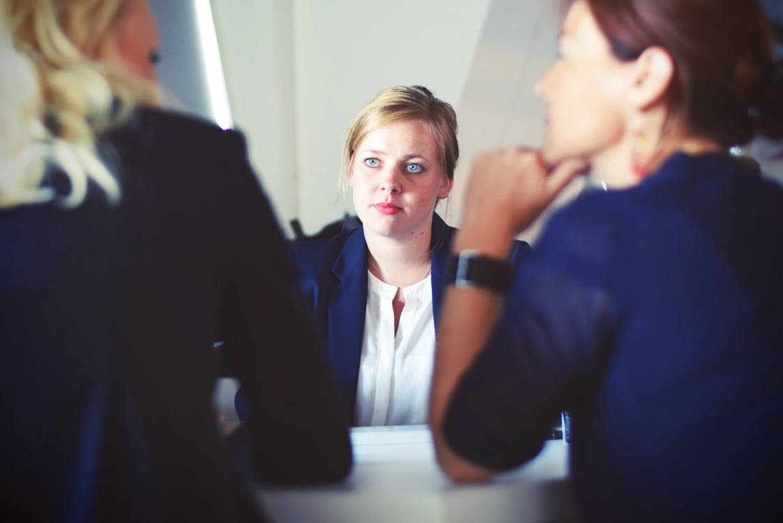 Unterhaltung dreier Frauen