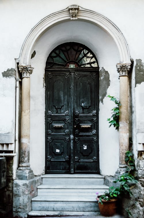 Old house facade with arched doorway