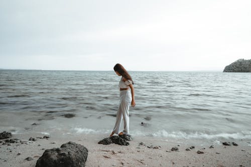 Základová fotografie zdarma na téma bílé oblečení, horizont, kámen
