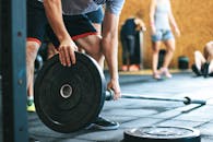 不同的运动员在健身房内参与重点举重课程