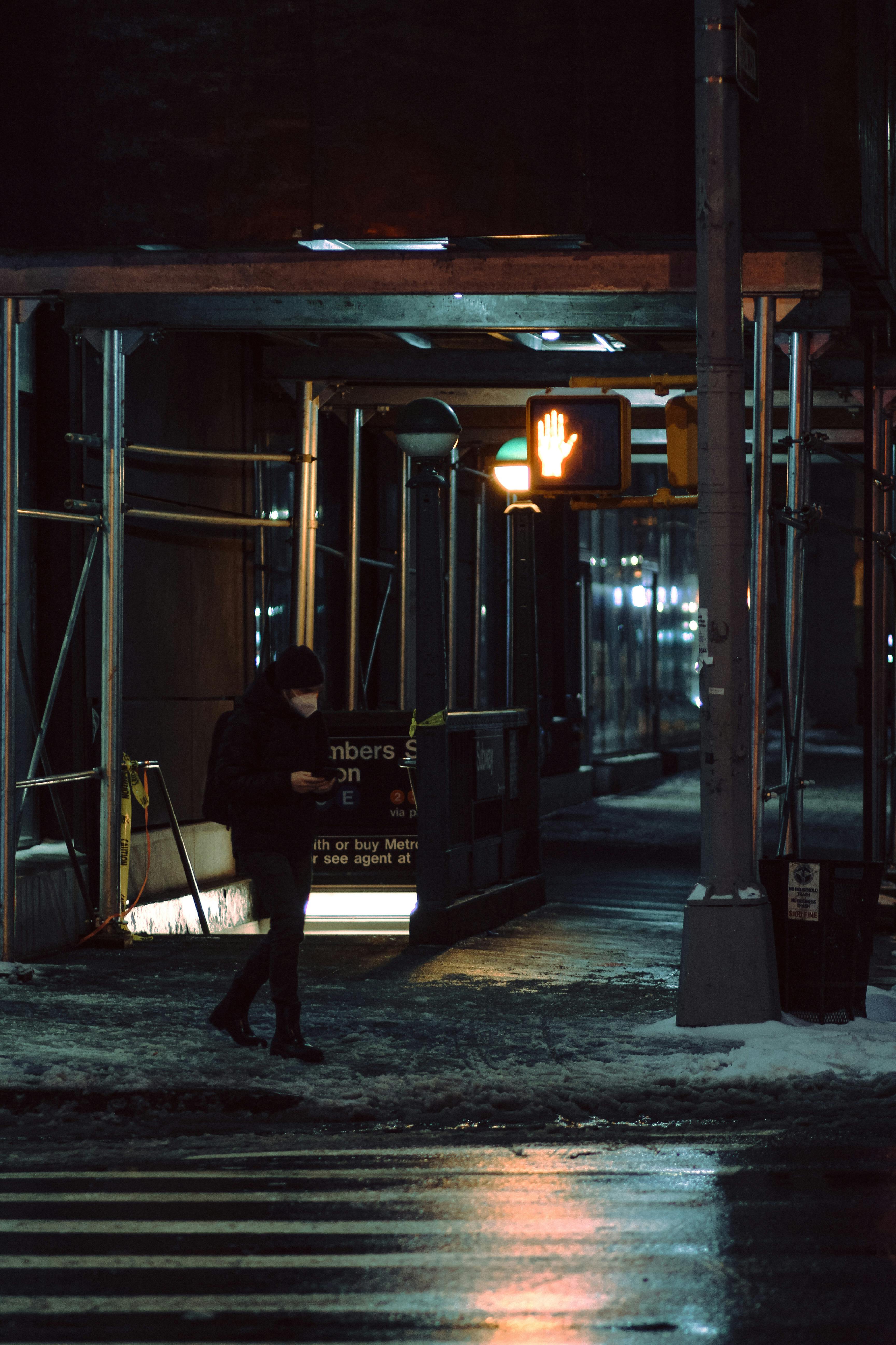 플랭크 자세를 취하고 있는 사람