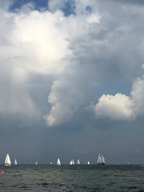 Immagine gratuita di barche, grigio, nuvole scure