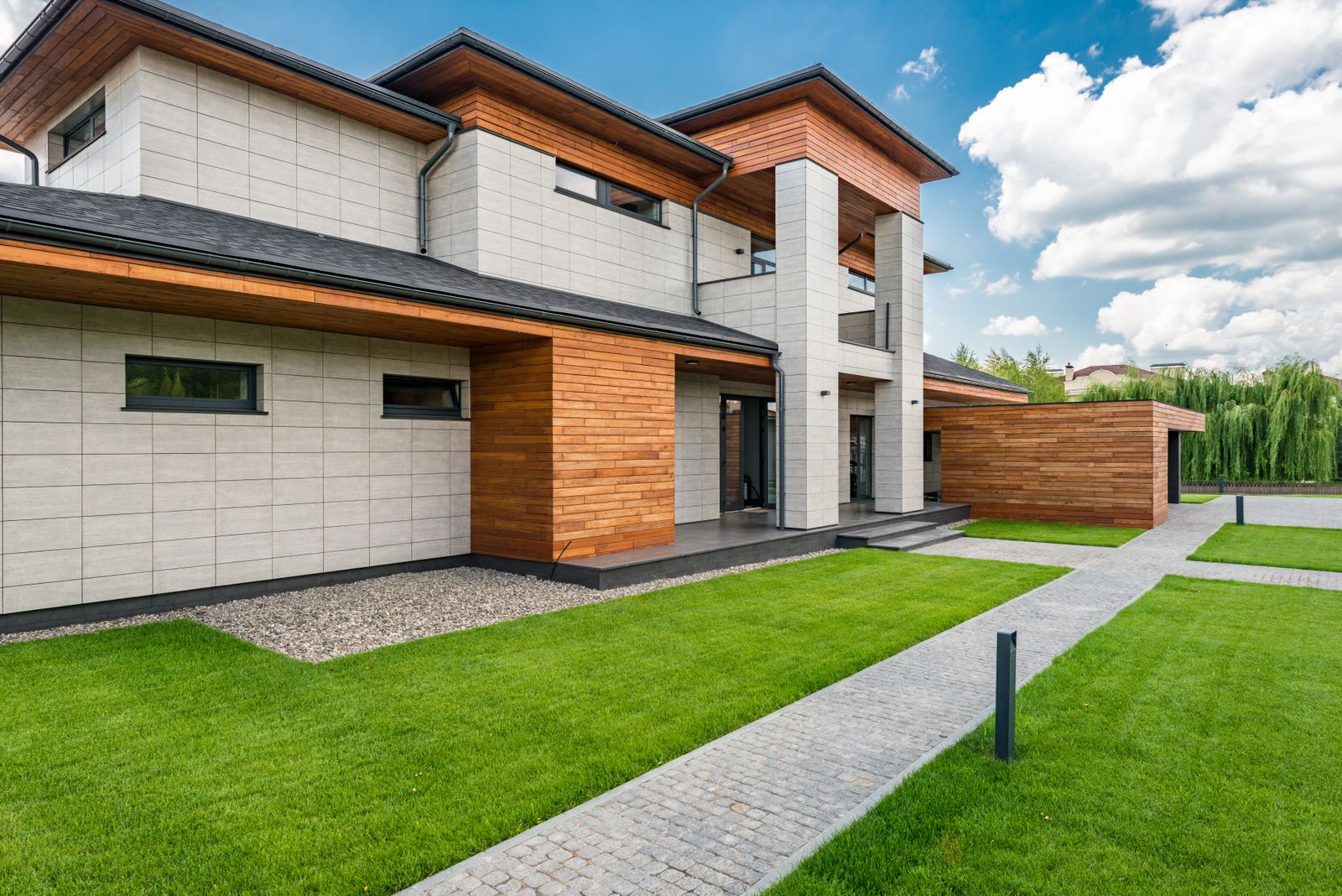 Woning met uitvalscherm boven het raam