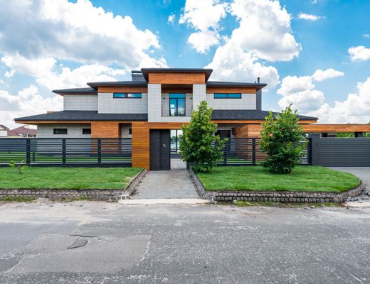 Contemporary luxury villa with lawn in Bihar