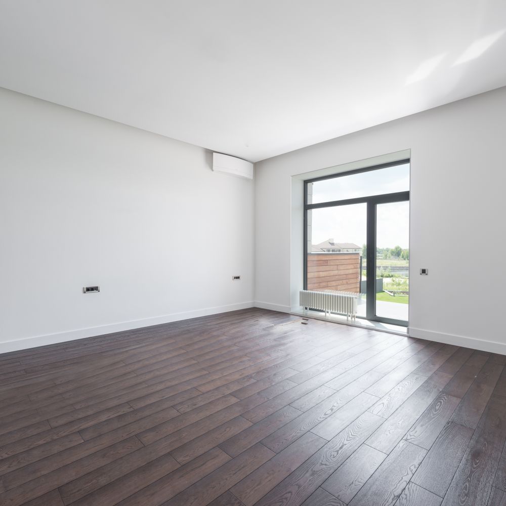 Plastering and Skimming in Wapping — surfaces prepped and cut in by hand