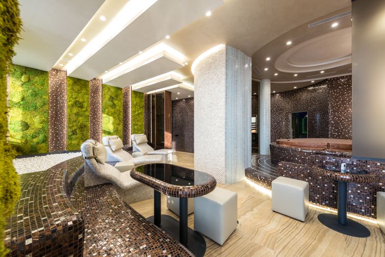 Zona de spa moderna con tumbonas y bañeras de diseno