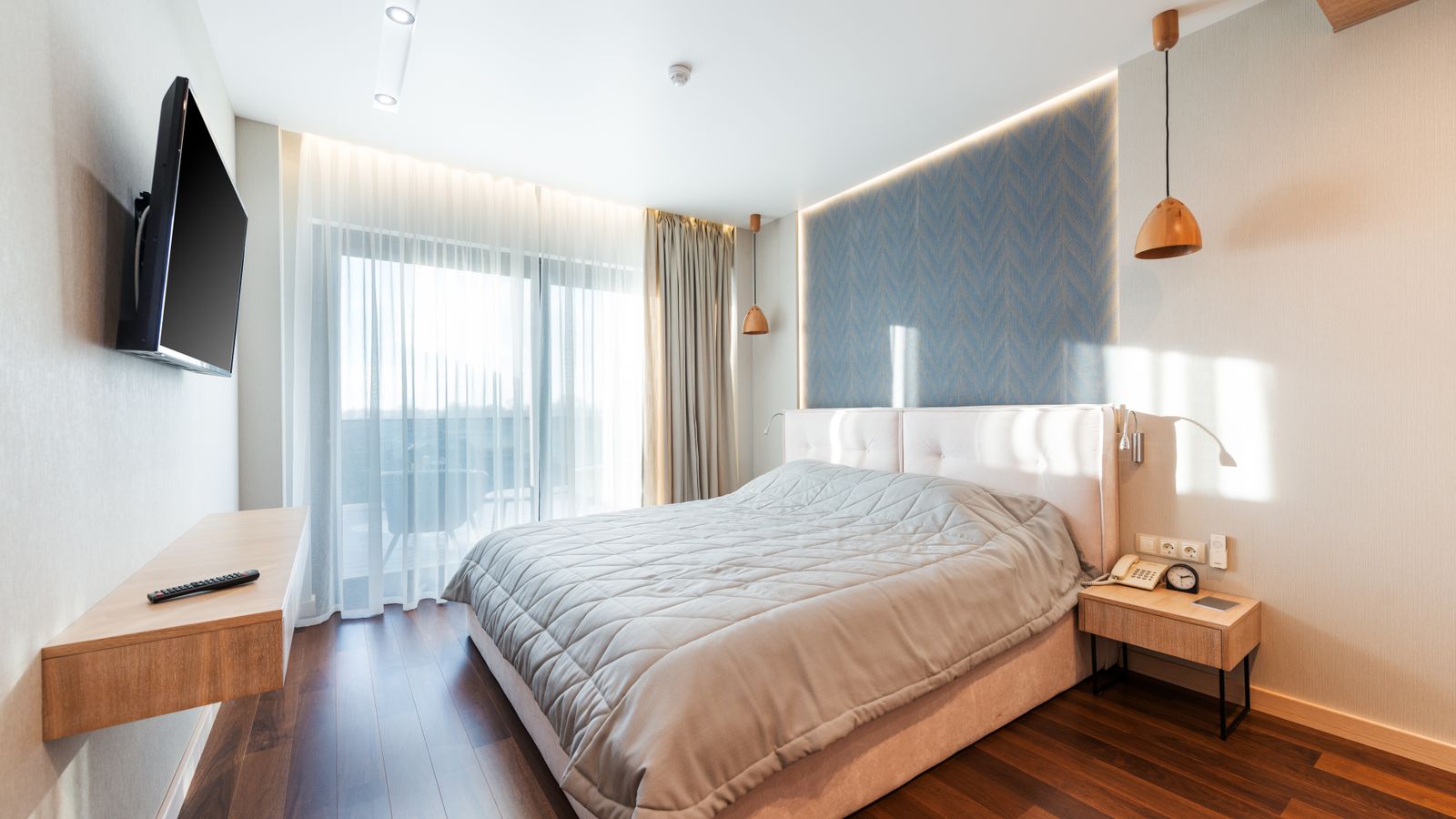Quarto com cama e luz natural.