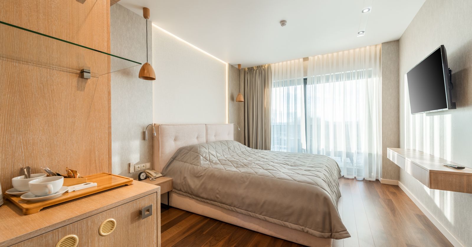 A calm, comfortable hotel room bed in a quiet suite in 2026