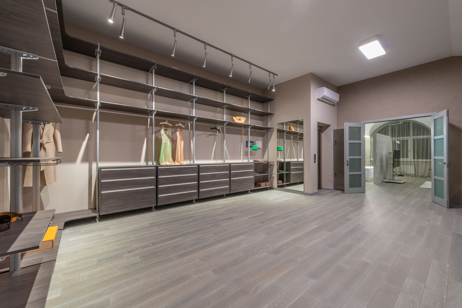Gavetas organizadas com roupas dobradas na vertical para melhor visualização